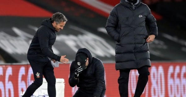 [Clip]: Giành trọn 3 điểm trước Liverpool, HLV Southampton quỳ khóc nức nở
