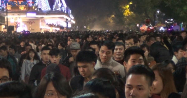 Biển người đổ về Hồ Gươm chào năm mới 2016