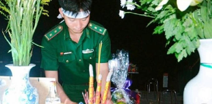 Lặng người trước hình ảnh chiến sĩ trẻ lập ban thờ viếng cha ngay chốt phòng chống dịch bệnh