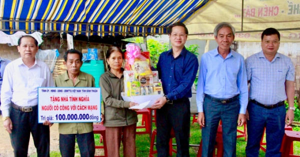 Chủ tịch UBND tỉnh Bình Thuận tặng nhà tình nghĩa cho người có công với cách mạng