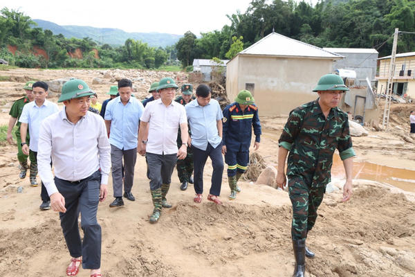 Phó Thủ tướng Lê Thành Long thăm hỏi, động viên nhân dân vùng lũ ở Sơn La Phó Thủ tướng Lê Thành Long thăm hỏi, động viên nhân dân vùng lũ ở Sơn La