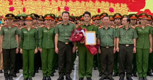 Chuyển chuyên nghiệp đối với chiến sĩ Công an nhân dân Phan Đức Mạnh