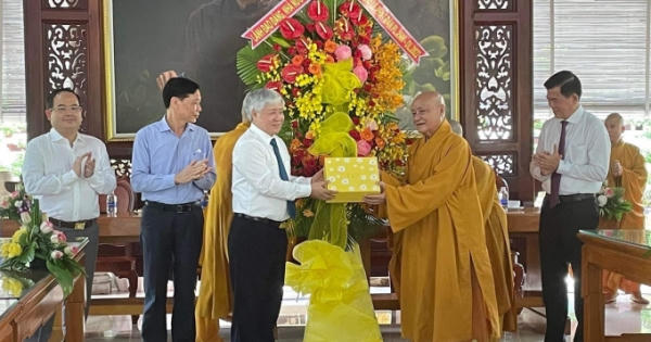 Chủ tịch Ủy ban Trung ương Mặt trận Tổ quốc Việt Nam thăm, chúc mừng Đại lễ Phật đản tại Đồng Nai Chủ tịch Ủy ban Trung ương Mặt trận Tổ quốc Việt Nam thăm, chúc mừng Đại lễ Phật đản tại Đồng Nai