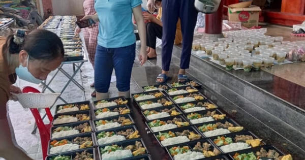 Những suất cơm thiện nguyện mang yêu thương, san sẻ khó khăn cho người dân ở khu cách ly