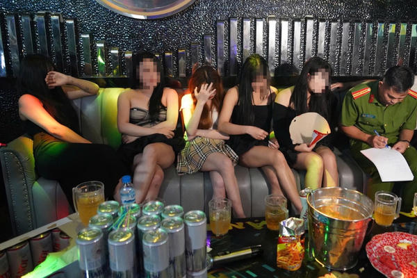 Phát hiện quán karaoke hoạt động quá giờ, "bao nuôi" 38 nhân viên nữ phục vụ khách