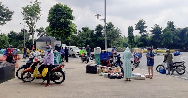Nguy cơ lây lan dịch cao khi shipper tụ tập giao hàng