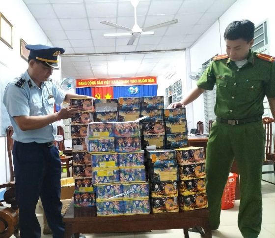 Bắt giữ 150kg pháo hoa nổ nhập lậu chuẩn bị đưa ra thị trường tiêu thụ tại Long An