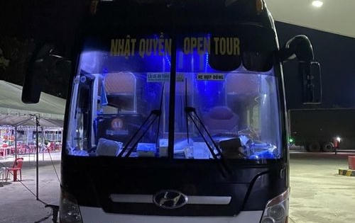 Xe khách chở 25 người từ vùng dịch 2 lần “thông chốt” bất thành đành phải quay đầu