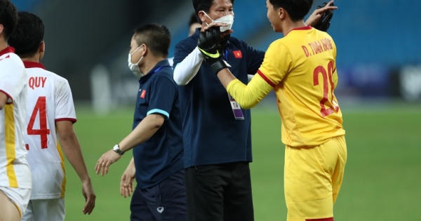 HLV Đinh Thế Nam ngăn tuyển thủ U23 ôm nhau ăn mừng: Lí do là gì? HLV Đinh Thế Nam ngăn tuyển thủ U23 ôm nhau ăn mừng: Lí do là gì?