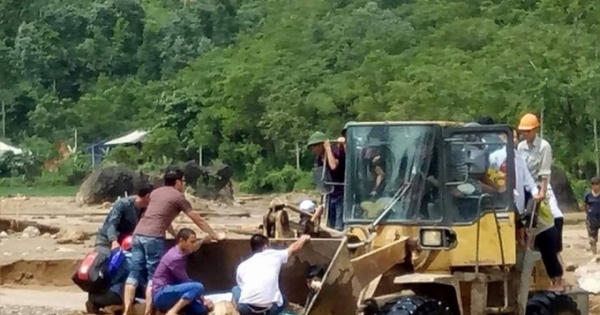 Yên Bái: Dùng máy xúc đưa thi thể phó Bí thư về nhà an táng