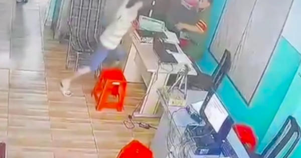Video: Người đàn ông mang hung khí xông vào trụ sở công an phường tấn công cán bộ
