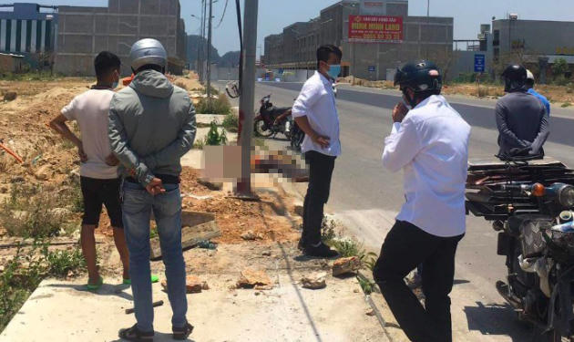 Bàng hoàng phát hiện thi thể người đàn ông ngoại quốc bên vệ đường với vết cắt ở cổ