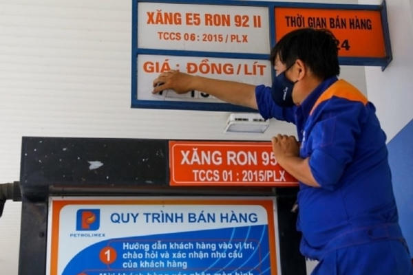 Giá xăng tăng mạnh, vượt 22.000đ/lít