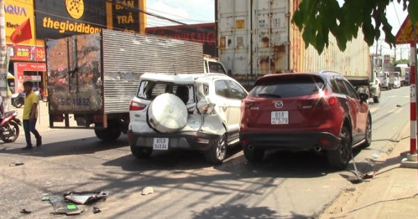 Bình Dương: Ô tô "điên" tông hàng loạt phương tiện, 2 vợ chồng bị thương