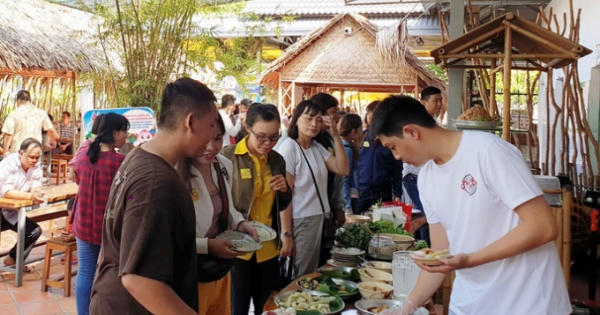 Khách ùn ùn kéo đến làng bột Sa Đéc, bánh làm không kịp bán