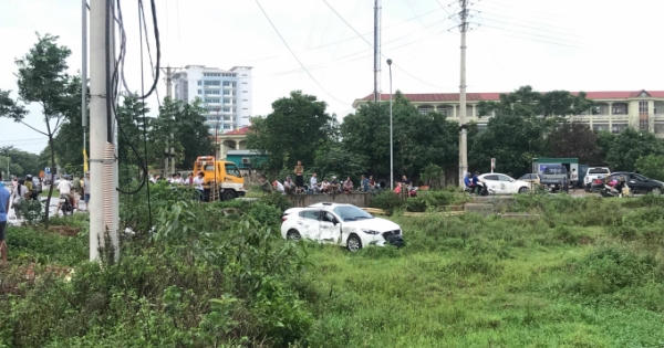 Sau cú va chạm kinh hoàng với xe tải, xe con bay xuống ruộng