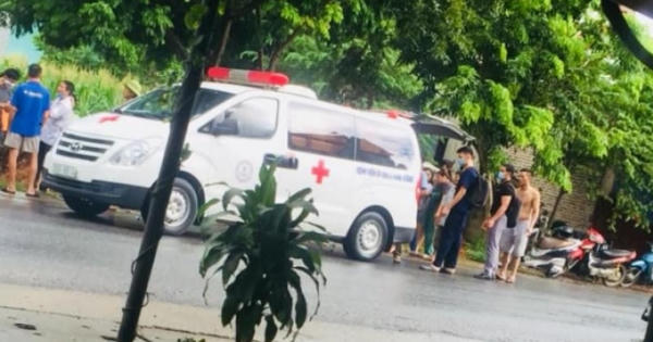 Tài xế lái ô tô tông trúng người phụ nữ đang đi bộ trên đường rồi bỏ chạy Tài xế lái ô tô tông trúng người phụ nữ đang đi bộ trên đường rồi bỏ chạy
