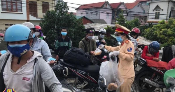 CSGT Phú Thọ tiếp nhận, hỗ trợ hàng nghìn người dân về quê tránh dịch.