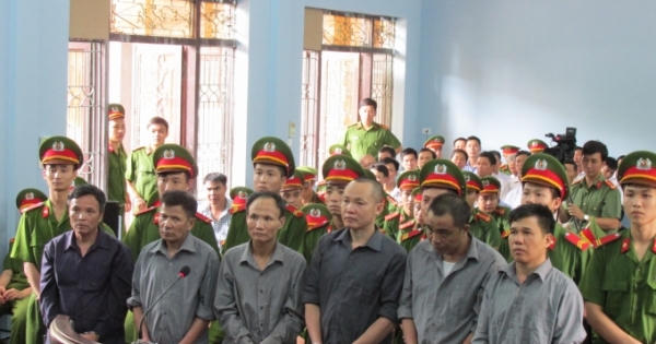 Tuyên án 8 nông dân Văn Giang về tội gây rối trật tự công cộng