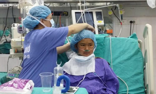 Bé gái suy gan cấp được cứu sống nhờ gan của cha ruột