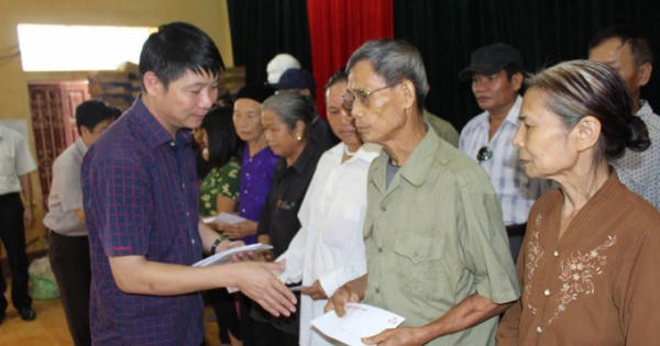 240 suất quà đến với bà con vùng lũ huyện Thanh Sơn và Tân Sơn