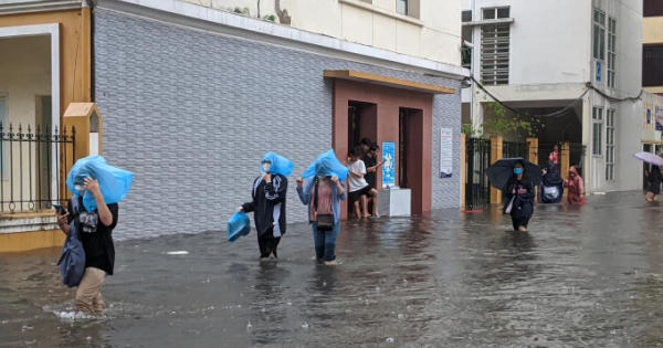 Hà Nội mưa lớn KTX ngập sâu, sinh viên bì bõm trong nước