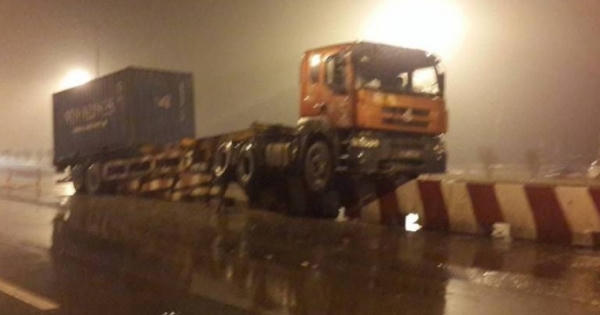 Hà Nội: Container mất lái, tông nát dải phân cách trên Quốc lộ 5