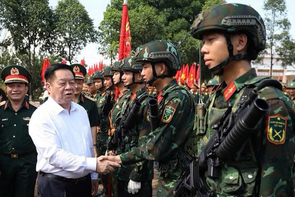 Trưởng ban Tuyên giáo và Dân vận Trung ương thăm lực lượng diễu binh tại Đồng Nai