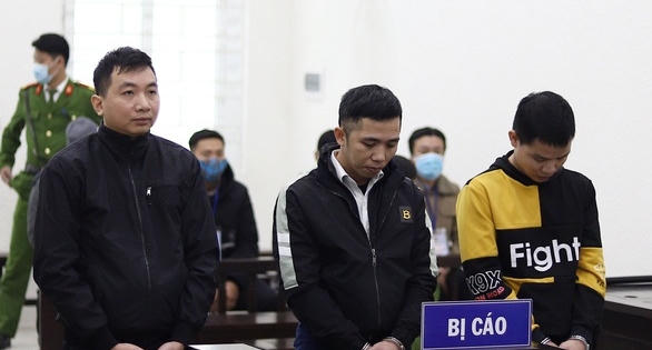 Chiếm đoạt 1,8 tỷ đồng của ngân hàng, nhóm bị cáo lãnh án tù