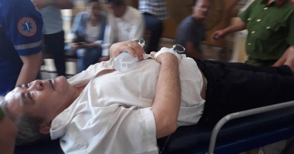 Bị cáo vụ VN Pharma phải đi cấp cứu giữa phiên xử Bị cáo vụ VN Pharma phải đi cấp cứu giữa phiên xử