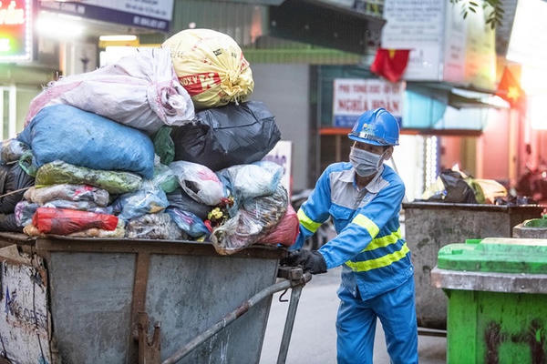 Hà Nội dự kiến tăng phí rác thải, chuyên gia đề xuất lộ trình phù hợp