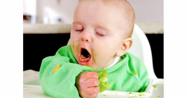 Làm gì khi trẻ nhỏ bị sặc thức ăn?