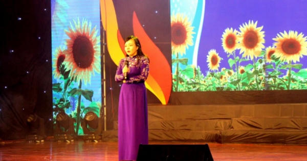 Bộ trưởng Y tế “ứng phó” bài hát giàu cảm xúc khi bất ngờ được mời hát trên sóng phát thanh