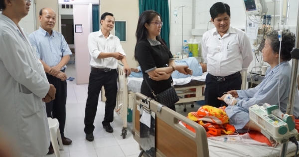 Giao thừa, Giám đốc Bệnh viện xuống tận giường bệnh động viên bệnh nhân