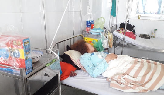 Cách chức bí thư xã đánh vợ, đưa cấp dưới vào khách sạn