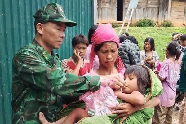 Tìm thấy bé gái đi lạc 2 ngày trong rừng sâu