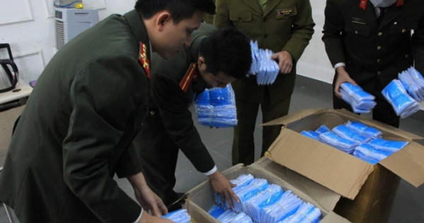 Hà Nội: Công an thu giữ lô khẩu trang y tế có nghi vấn tích trữ để bán ra nước ngoài