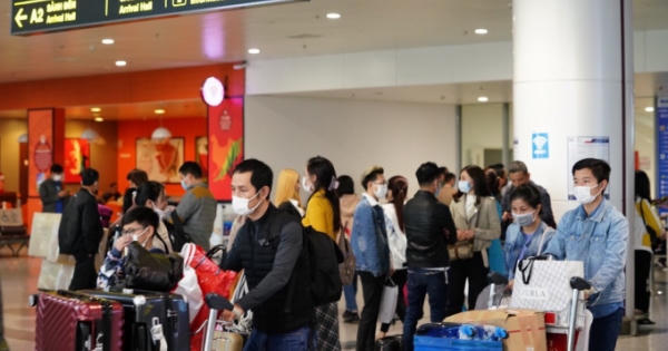 Bộ Y tế ra thông báo khẩn: Tìm hành khách trên 7 chuyến bay có người mắc COVID-19
