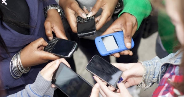 Hải Dương: Nhân viên y tế "bận" nghịch điện thoại bị kỷ luật, điều chuyển công tác