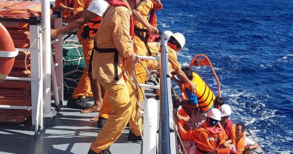 Cứu 6 thuyền viên tàu Quảng Bình nửa đêm bị chìm tại khu vực Hoàng Sa Cứu 6 thuyền viên tàu Quảng Bình nửa đêm bị chìm tại khu vực Hoàng Sa