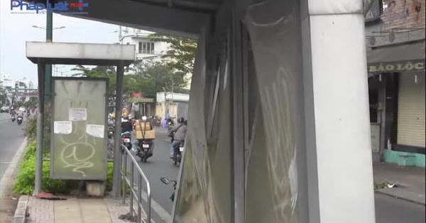 TP HCM: Nhà chờ xe buýt trên đại lộ nghìn tỷ xuống cấp và đầy rác TP HCM: Nhà chờ xe buýt trên đại lộ nghìn tỷ xuống cấp và đầy rác