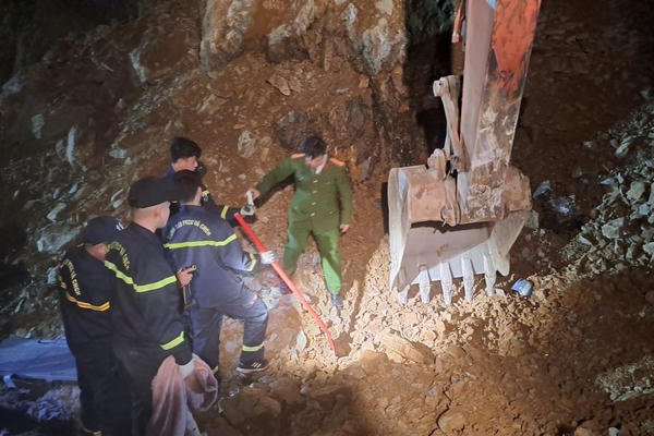 Tìm thấy nạn nhân thứ 3 trong vụ sạt lở đất đá trên Quốc lộ 6