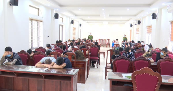 Hải Dương: Bất chấp lệnh cấm, hơn 50 "dân chơi" vẫn bay lắc trong quán karaoke Hải Dương: Bất chấp lệnh cấm, hơn 50 "dân chơi" vẫn bay lắc trong quán karaoke