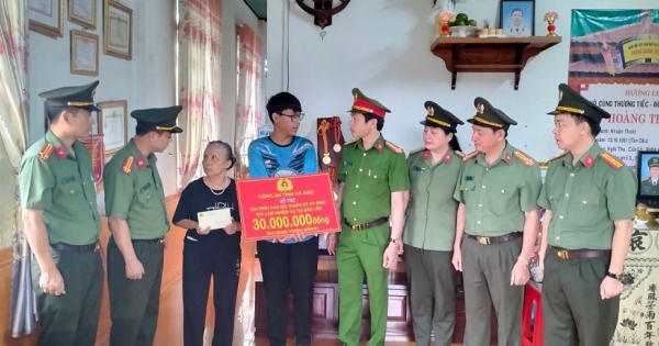 Công an Hà Nam thăm gia đình liệt sĩ, cán bộ công an bị thương ở huyện Cư Kuin