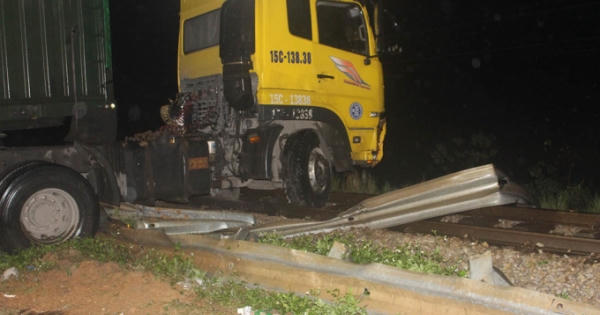 Kịp thời giải cứu xe container mắc kẹt trên đường sắt Bắc Nam giữa đêm mưa lạnh