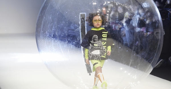 Khánh An tái hiện màn catwalk 'thần sầu' trong bong nước tại Thượng Hải