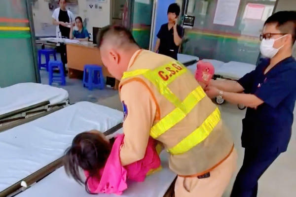 CSGT Hà Nội kịp thời hỗ trợ khách du lịch bằng xe máy bị gặp tai nạn