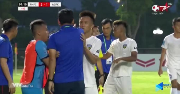 Sốc với Video HLV CLB Phố Hiến xông vào 'bóp cổ' cầu thủ An Giang