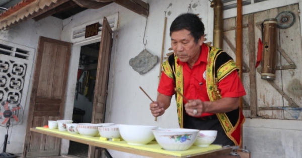 “Phù thủy” âm nhạc của những chiếc bát... “Phù thủy” âm nhạc của những chiếc bát...