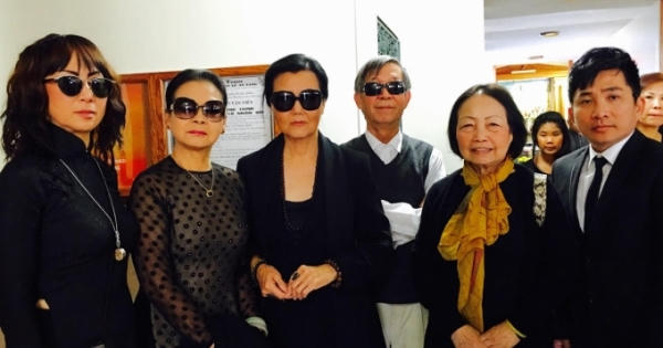 Danh ca Khánh Ly ngậm ngùi  tiễn biệt tác giả Anh còn nợ em